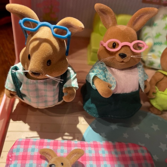 Li’l Travel suitcase 6 cottontail rabbits with chairs - Picture 3 of 13